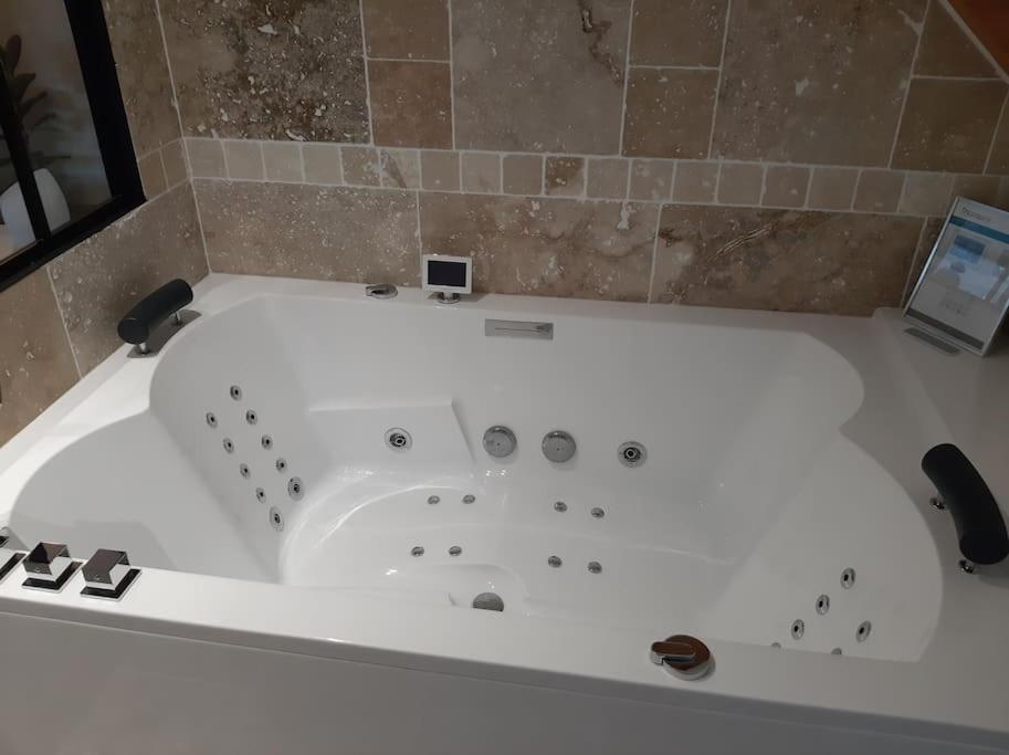 Appartement Chaleureux Avec Jacuzzi Banassac Exteriör bild